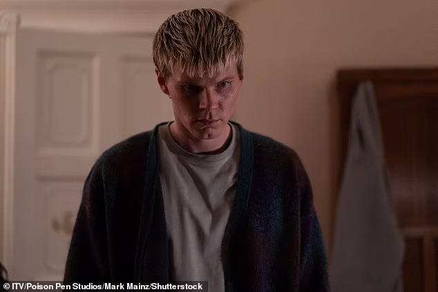 Mrak je britanska televizijska serija ITV-a u šest dijelova, kriminalistička drama, adaptirana prema romanu Iz sjene GR Hallidaya, o serijskom ubojici koji vreba škotskom divljinom. Na slici je Ack Hesketh kao Owen Maclennan