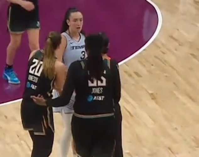 Mabrey je priznala da joj je trebala sekunda da se ohladi nakon što ju je pogodila leteća cipela