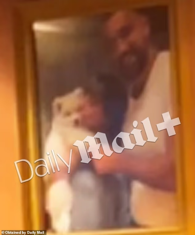 Postojanje psa prvi je otkrio The Daily Mail na ekskluzivnim fotografijama snimljenim s vjenčanja para, na kojima sretni par pozira sa svojim krznenim prijateljem
