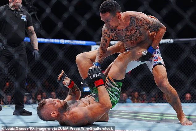 McGregor je završio na strunjači nakon neuspjelog kružnog udarca protiv Hollowaya