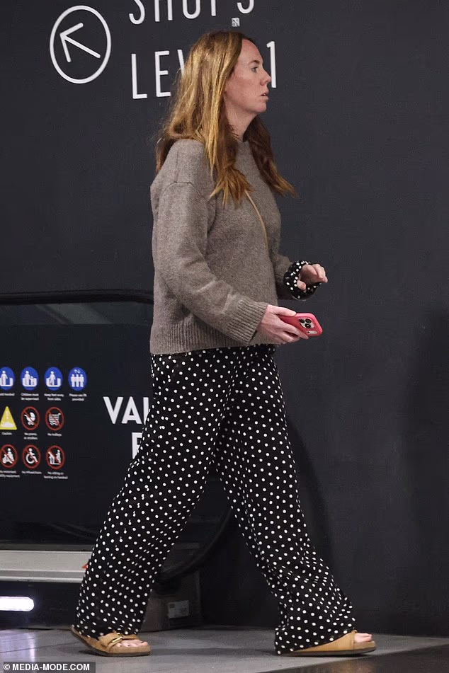 Poslovna žena – čija agencija Gemmie duguje Australskom poreznom uredu više od 615.000 dolara – uočena je kako šeta Westfield Bondi Junctionom, izgledajući opušteno u hlačama na točkice u stilu pidžame