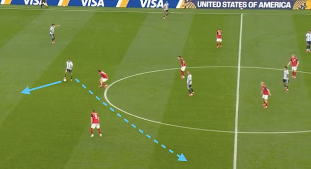 Argentinski veznjak Rodrigo De Paul izbacuje loptu unatrag i zatim kreće prema aut liniji kako bi napravio prostor