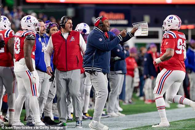 Pod vodstvom glavnog trenera Patriotsa Mikea Vrabela (crveni prsluk) i ofenzivnog koordinatora Josha McDanielsa, Thomas Brown (crveni šešir) vodio je šesti NFL-ov napad dodavanja prošle sezone