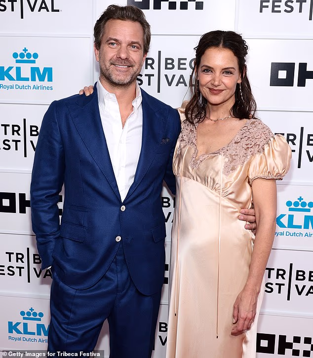 Prošlog mjeseca Holmes i njezin glumački kolega iz Dawson's Creeka Joshua Jackson izveli su koketnu predstavu na projekciji svog novog filma Happy Hours na Tribeca Festivalu u New Yorku (vidi gore)