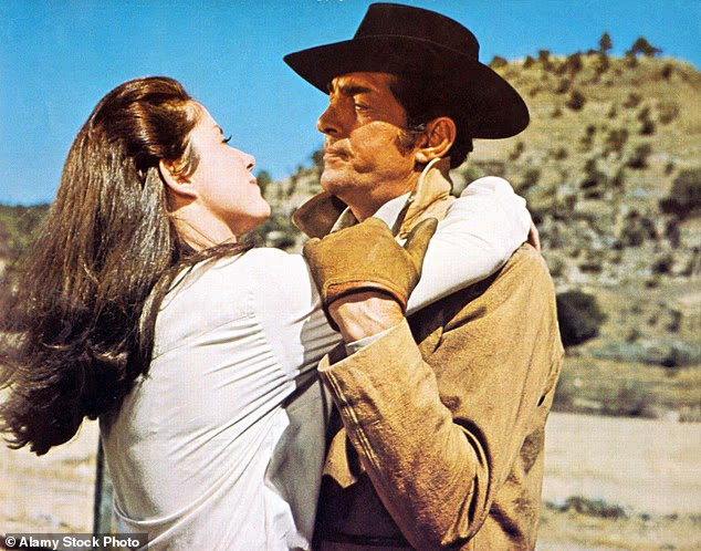Mnogima je prepoznatljivo lice jer se tijekom 50 godina karijere pojavila u više od 60 TV emisija i filmova. Gore, s Deanom Martinom u 5 Card Stud (1968.)