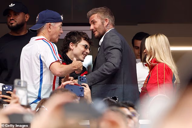 Harper je izgledala puno veselije dok je pozdravljala glumca Timotheeja Chalameta i njegovog tatu Marca na VIP sjedalima u Dallasu