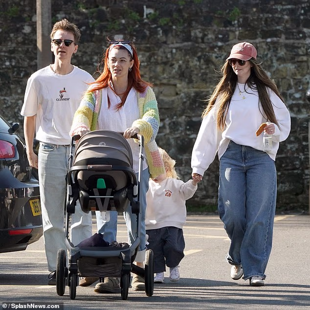 Zoe se pridružuje Dianne Buswell i Joeu Suggu u obiteljskoj šetnji Sussexom s novom bebom Bowdenom para Strictly u ožujku ove godine