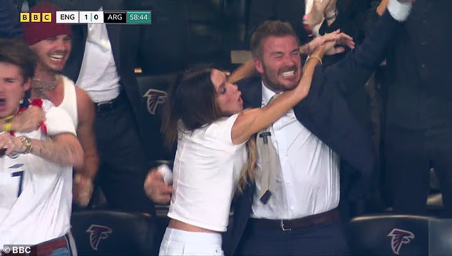 Victoria Beckham skočila je Davidu u zagrljaj dok je slavila pogodak Engleske protiv Argentine, prije nego što su u srijedu ispali sa Svjetskog prvenstva