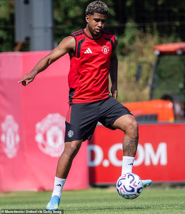 Očekuje se da će Unitedovo novo pojačanje Andrey Santos biti uključen u veliku momčad koja će se u subotu suočiti s Wrexhamom na Olimpijskom stadionu u Helsinkiju kapaciteta 36.000 gledatelja