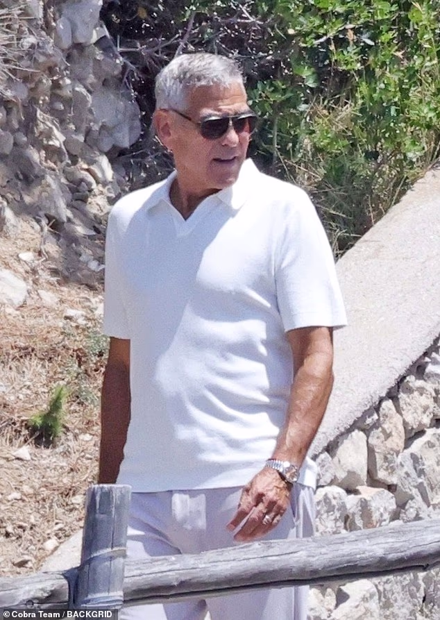 George je nosio tamne sunčane naočale kako bi upotpunio svoj izgled filmske zvijezde