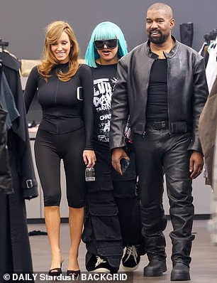 North je nosila malu crnu torbicu s nejasnim ukrasima i upotpunila outfit crnim nijansama