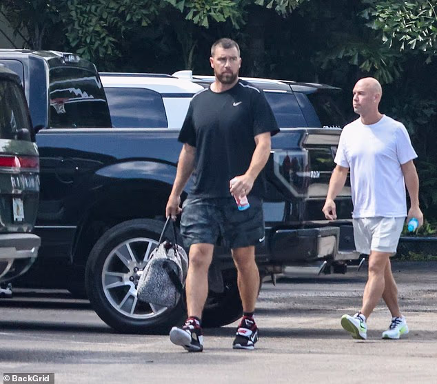Zvijezda Chiefsa bila je od glave do pete odjevena u Nike opremu, a na sebi je imao i vjenčani prsten