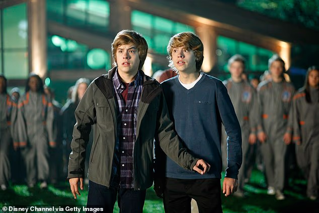 Budući otac, na slici lijevo, najpoznatiji je po glumi u seriji The Suite Life of Zack and Cody na Disney Channelu od 2005. do 2008. zajedno sa svojim bratom blizancem Coleom Sprouseom, desno