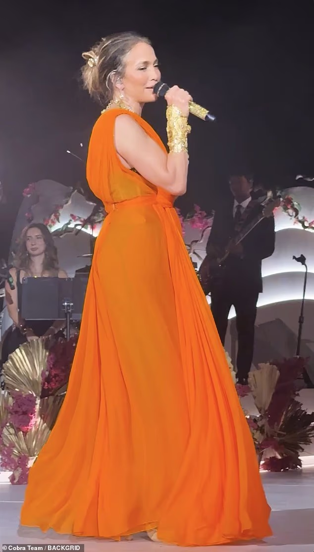 Za još jedan impresivan look, hitmejkerica je zapanjila u lepršavoj narančastoj haljini