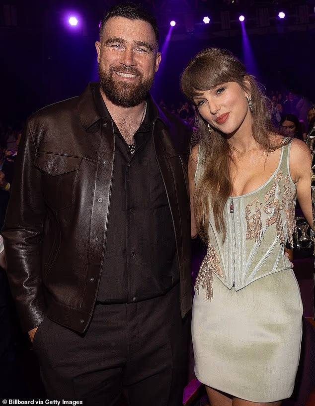 Dolazi nedugo nakon što je Taylor Swift odbacila Reynoldsa i njegovu suprugu Blake Lively nakon što par nije dobio željeni poziv na pjevačičino raskošno vjenčanje u New Yorku; Swift i Travis Kelce viđeni u ožujku u LA-u