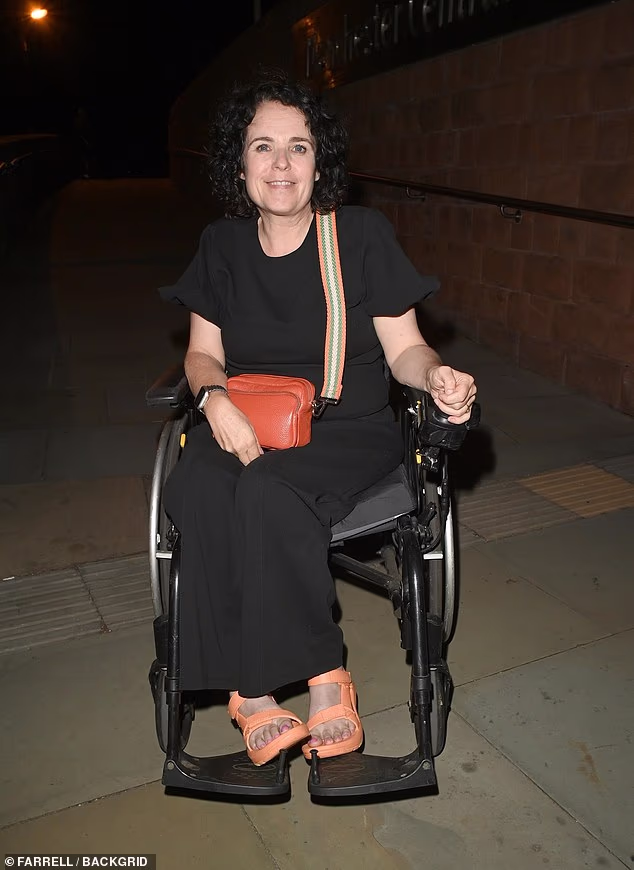 Cherylee Houston blistala je u snimkama dok je svoj potpuno crni look dodala jarko narančastim sandalama i torbom