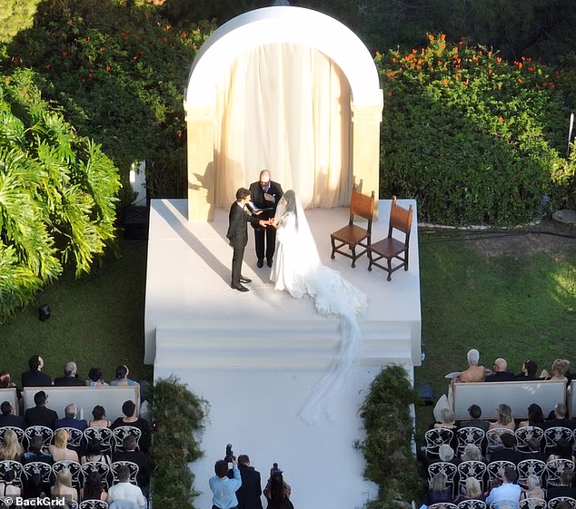 Healy i Bechtel bili su okruženi gostima i obitelji s A-liste tijekom posebne prekretnice koja se održala u Castillo del Lago, rezidenciji koja je prije bila u vlasništvu Madonne