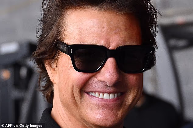 Tom Cruise se vrtoglavo nasmiješio dok je šetao stadionom prije svog posebnog pojavljivanja na ceremoniji zatvaranja