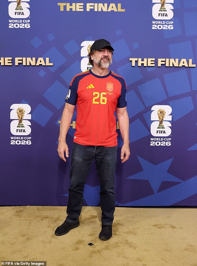 Javier Bardem navijao je za svoju domovinu dok je prisustvovao FIFA-inom zlatnom tepihu prije finala