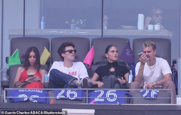 U međuvremenu su se Davidu i Victoriji pridružili sinovi Romeo i Cruz Beckham te njihove djevojke obitelj je zauzela svoja mjesta na stadionu u New Jerseyju