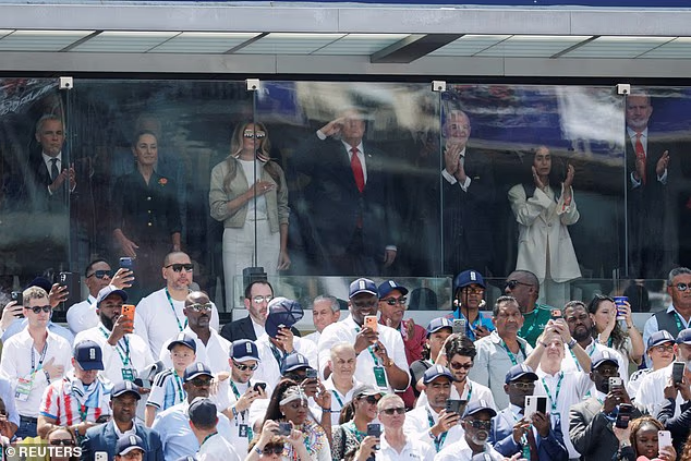 Trump salutira pored prve dame Melanije, predsjednika FIFA-e Giannija Infantina, meksičke predsjednice Claudije Sheinbaum i kanadskog premijera Marka Carneyja tijekom intoniranja američke himne