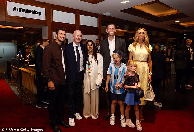Predsjednik FIFA-e Gianni Infantino (2L), Eric Trump (2R) i Lara Trump (desno) nazoče finalu 19. srpnja