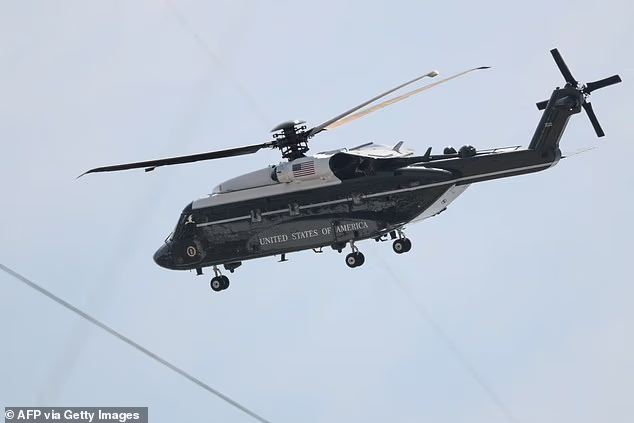 Marine One, koji prevozi američkog predsjednika Donalda Trumpa, viđen je kako stiže na finale Svjetskog nogometnog prvenstva 2026