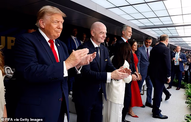 Predsjednik Donald Trump i Gianni Infantino, predsjednik FIFA-e, plješću prije finala