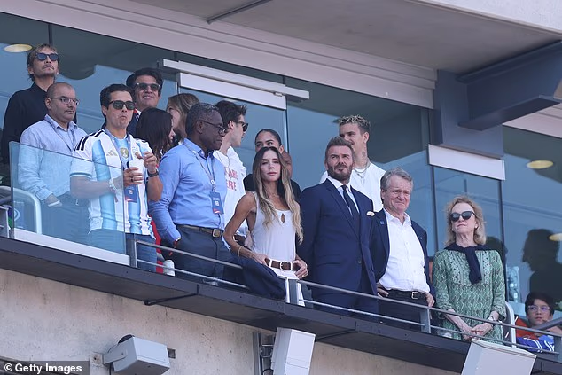 David je ponovno bio u punom odijelu dok je stajao pokraj elegantne Victorije, koja je zbog utakmice propustila vjenčanje kolegice iz Spice Girls Mel C u Velikoj Britaniji