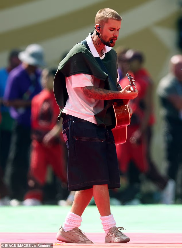 Justin Bieber ostavio je potpuno drugačiji dojam na publiku kada je izašao samo s gitarom kako bi otpjevao verziju svoje pjesme Hallelujah na temu Svjetskog prvenstva