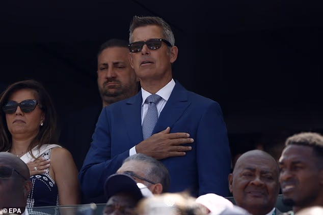 Američki ministar prometa Sean Duffy gleda tijekom intoniranja američke himne uoči finalne utakmice FIFA Svjetskog prvenstva 2026. između Španjolske i Argentine, u East Rutherfordu, New Jersey, SAD, 19. srpnja 2026.