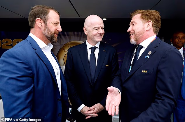 Američki ministar domovinske sigurnosti Markwayne Mullin, predsjednik FIFA-e Gianni Infantino i potpredsjednik Alejandro Dominguez govore prije finalne utakmice FIFA Svjetskog prvenstva 2026. između Španjolske i Argentine na stadionu New York New Jersey 19. srpnja 2026. u East Rutherfordu, New Jersey