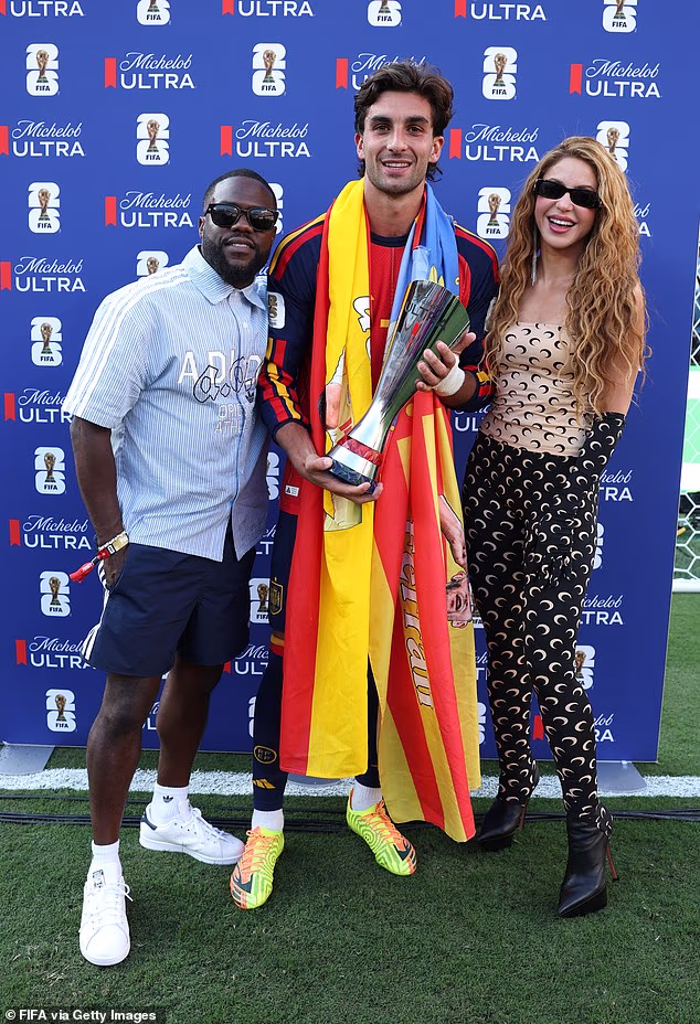 Komičar Kevin Hart na fotografiji s Torresom i Shakirom