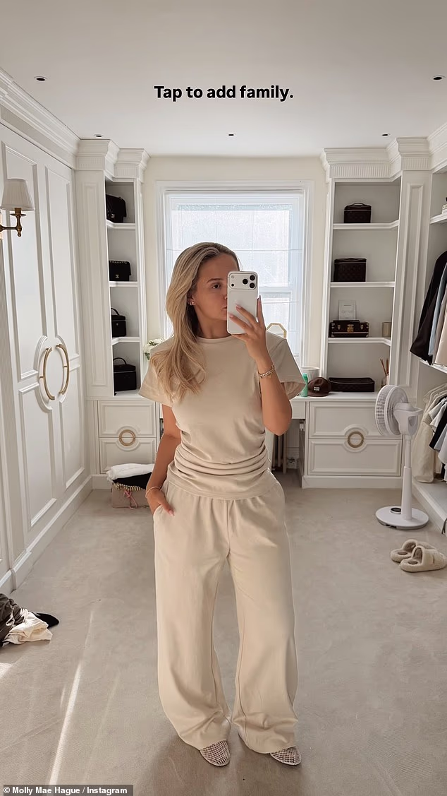 Influencerica (27) podijelila je nekoliko obiteljskih fotografija na Instagramu u nedjelju dok su započeli svoj odmor u prikladno raskošnom stilu leteći privatnim avionom