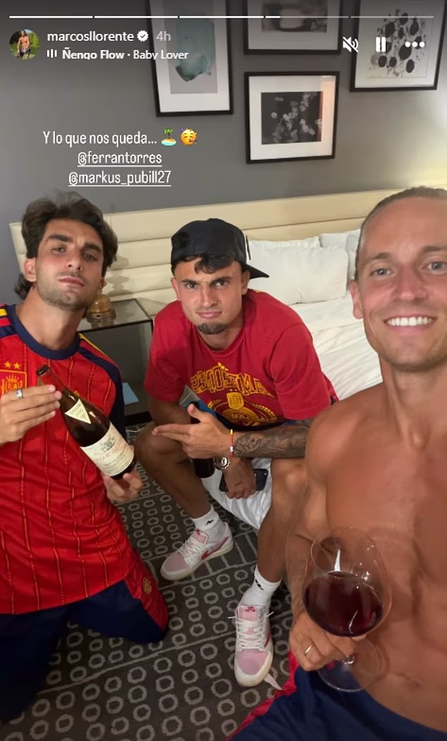 Svečanosti u hotelu bile su ograničene na bocu crnog vina od 1000 funti koje su pili Marcos Llorente, strijelac Ferran Torres i Marc Pubill