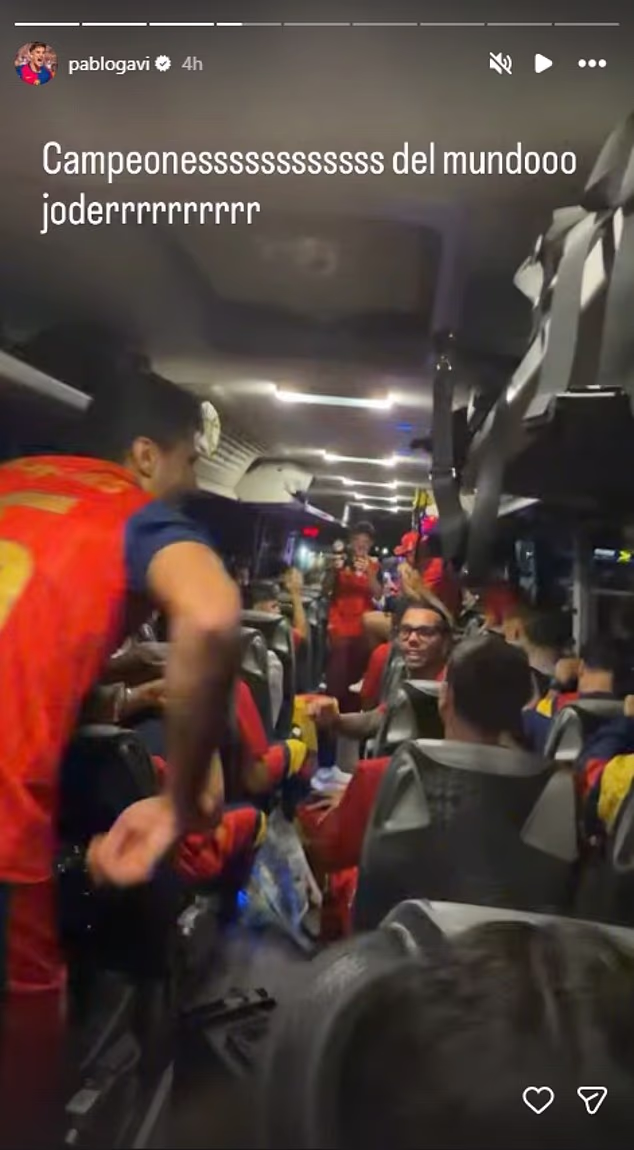 Rodri je vodio autobus pun španjolskih igrača koji su pjevali dok su išli prema zračnoj luci Newark