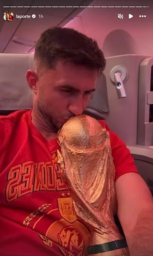 Aymeric Laporte pozirao je s peharom Svjetskog kupa u zrakoplovu