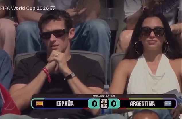 Pjevačica (30) i njezin suprug Callum Turner gledali su u nedjelju kako je Španjolska pobjeđivala Argentinu na stadionu MetLife u New Jerseyju.