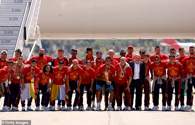 Međutim, prije napuštanja asfalta tim je pozirao za grupnu fotografiju sa svojim menadžerom Luisom de la Fuenteom