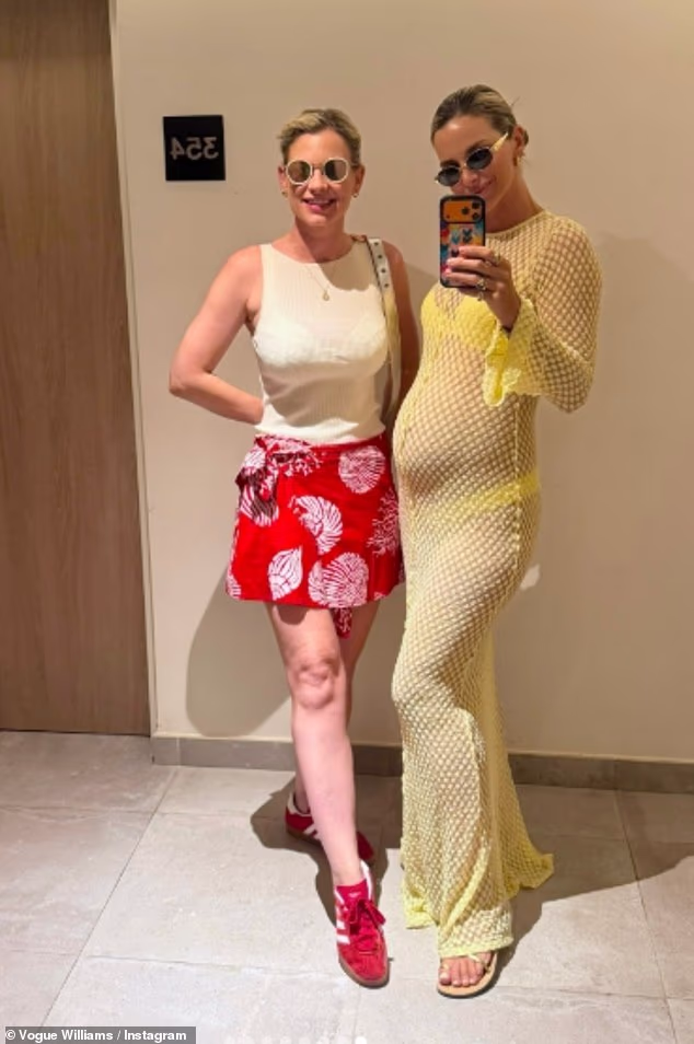 U drugoj snimci Vogue je pokazao njezinu nevjerojatnu figuru u žutoj heklanoj haljini koju je nosila preko blijedožutog bikinija