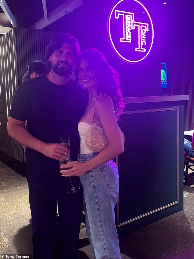 Dvojac je ostao relativno šutljiv oko svoje romanse, samo aludirajući na njihovu zajednicu, no sada su prvi put snimljeni zajedno tijekom noćnog izlaska na Tonic Terrace u hotelu Hilton Bournemouth