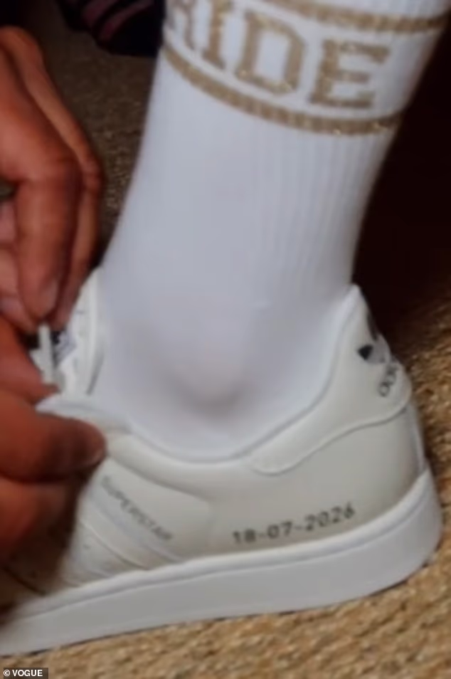 Prije nego što je izašla na plesni podij, obula je Adidas Superstar tenisice ukrašene datumom vjenčanja - i par 'mladeninskih' čarapa