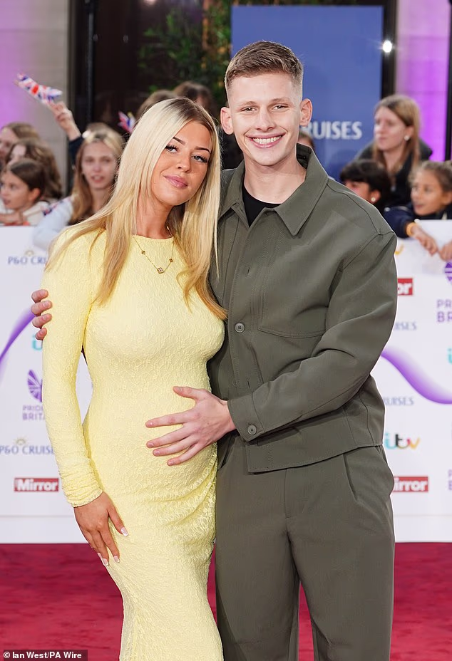 Freddy je nogirao svoju bivšu djevojku Holly Swinburn, 22, nakon što je njihova veza završila u nizu koji je uključivao njegovog psa; zajedno slikani 2025