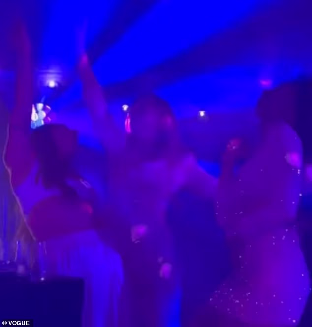 Melanie se ponovno okupila sa Spice Girls Geri Halliwell, Mel B i Emmom Bunton na plesnom podiju na prijemu - Victoria Beckham bila je u Americi na Svjetskom prvenstvu, ali je dizajnirala Melanijinu vjenčanicu