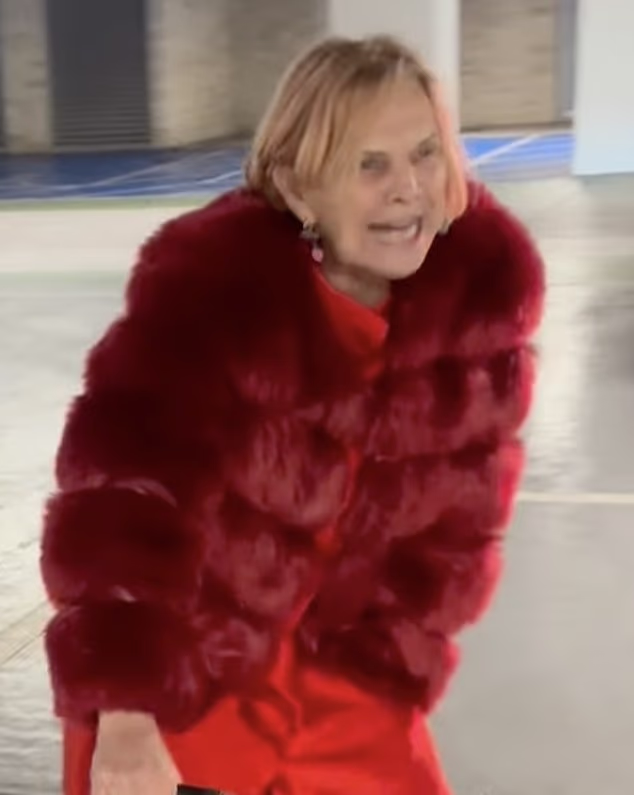 Jackie je također napao Pablo, a njezini su susjedi pozvali policiju nekoliko dana prije nego što ga je životinja nagrizla.