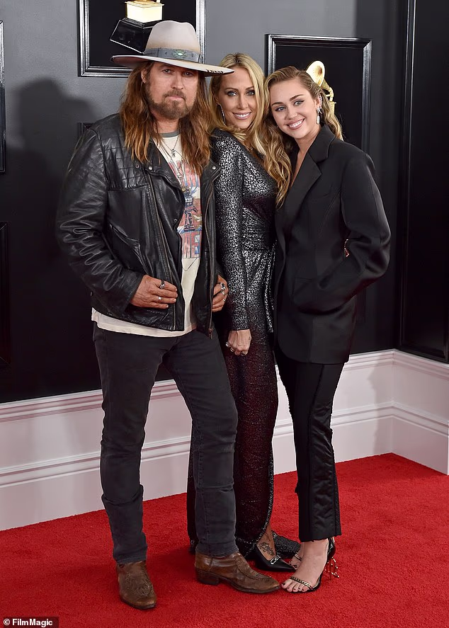 Cyrus ima ukupno šestero djece, uključujući kćer Miley (33) s bivšom suprugom Tish Cyrus (59). Par se razveo 2022.; Viđen s Tish i Miley 2019