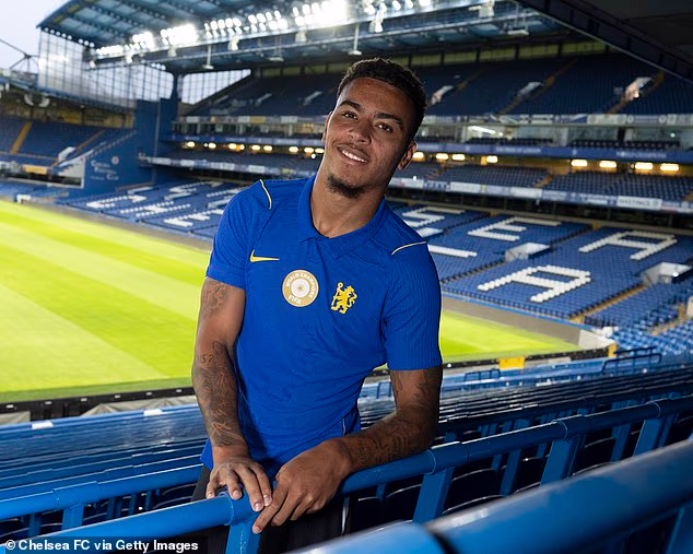 Arsenal je krenuo u ofenzivu šarma za Morgana Rogersa (iznad) s Bukayo Sakom, Declanom Riceom i Martinom Odegaardom koji su svi razgovarali s igračem - ali on je završio u Chelseaju