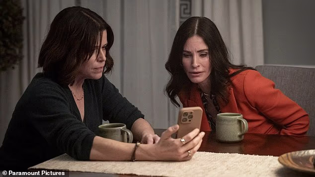 Neve Campbell i Courteney Cox prikazane su u sceni iz Vriska 7