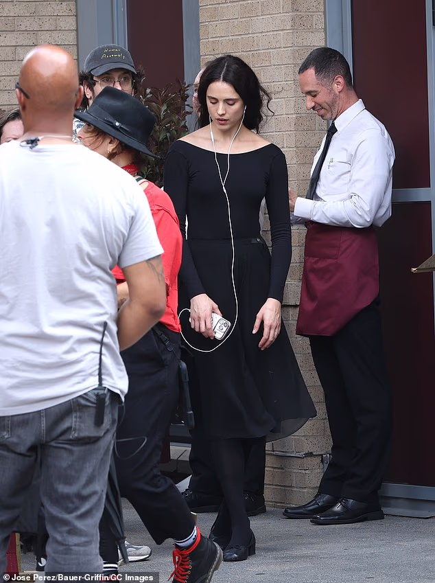 Qualley je viđen kako sluša glazbu kako bi ušao u lik na setu filma Paramount Pictures Possession u Jersey Cityju u New Jerseyu u srijedu
