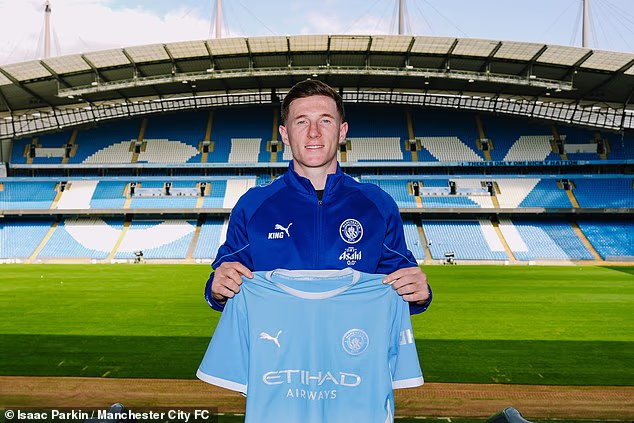Elliot Anderson će uzeti malo vremena za odmor nakon maratonskog sedmotjednog Svjetskog prvenstva prije nego što se pridruži treninzima Manchester Cityja za tri tjedna